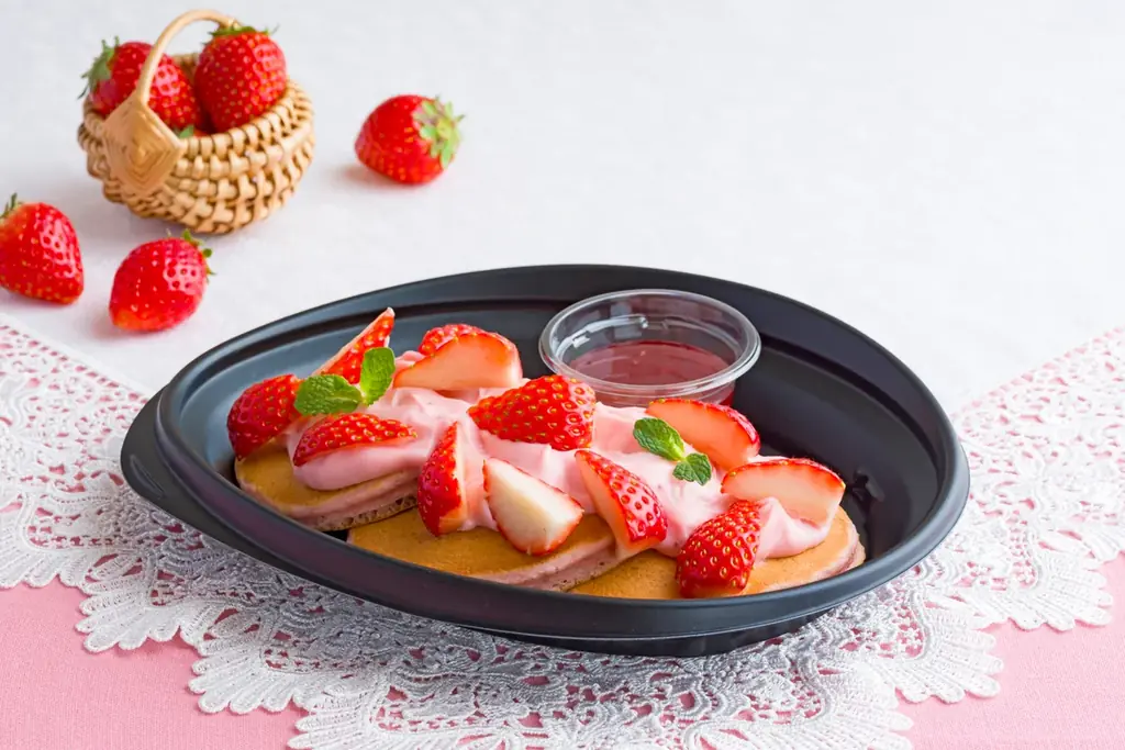 【Eggs ’n Things】苺の香りに包まれる春色メニューが新登場！「ストロベリークリームパンケーキ」「メープルベーコンのエグスンベネディクト」2月27日（金）～ 3月19日（木） 画像 3