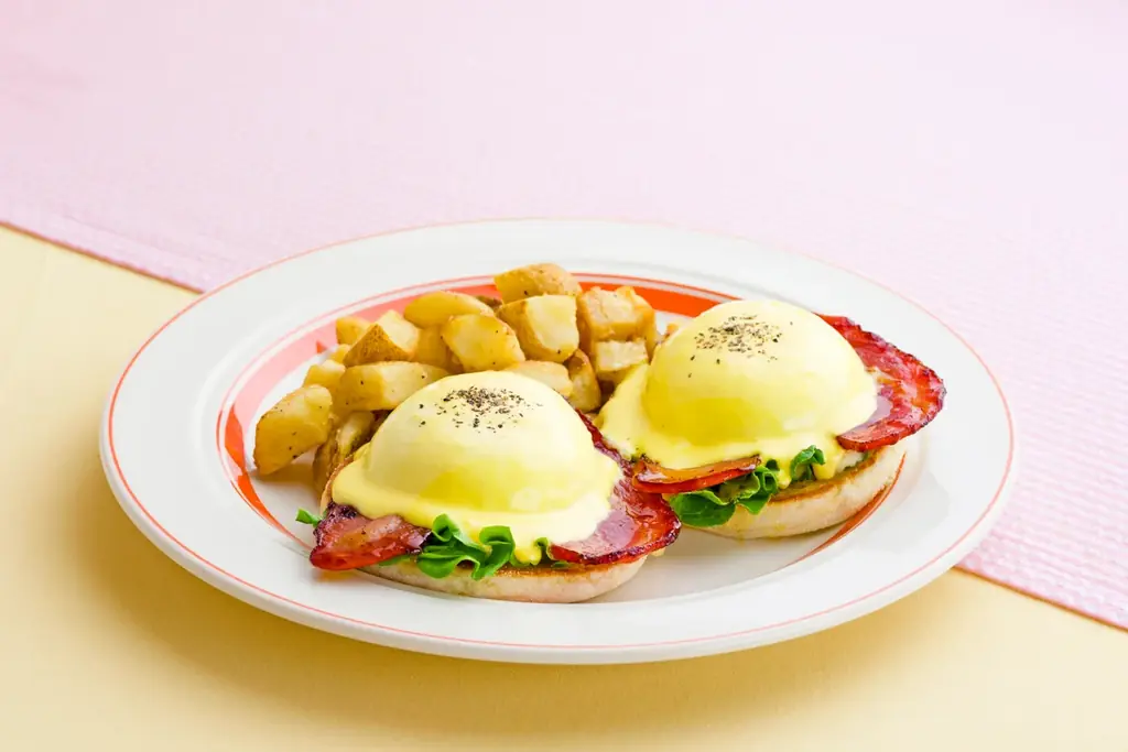 【Eggs ’n Things】苺の香りに包まれる春色メニューが新登場！「ストロベリークリームパンケーキ」「メープルベーコンのエグスンベネディクト」2月27日（金）～ 3月19日（木） 画像 4