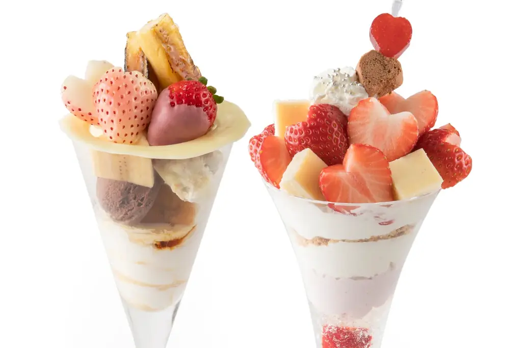 3/1開始｜ホワイトデー限定　苺が映える白パフェ