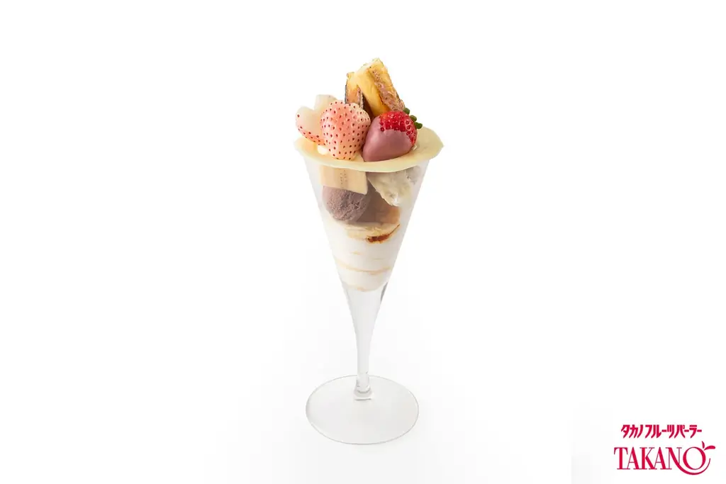 【タカノフルーツパーラー】純潔の世界に苺の赤が印象的なホワイトデー限定パフェ 画像 3