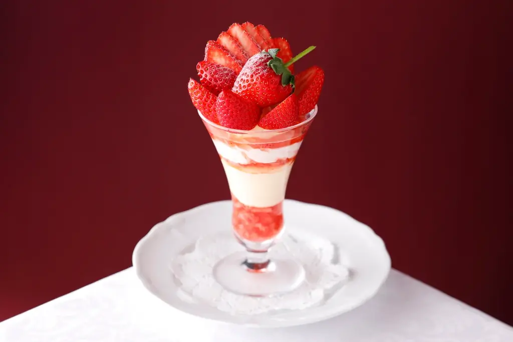 「資生堂パーラー 銀座本店サロン・ド・カフェ」　春めく3月、苺が主役の限定パフェなどを展開 画像 4