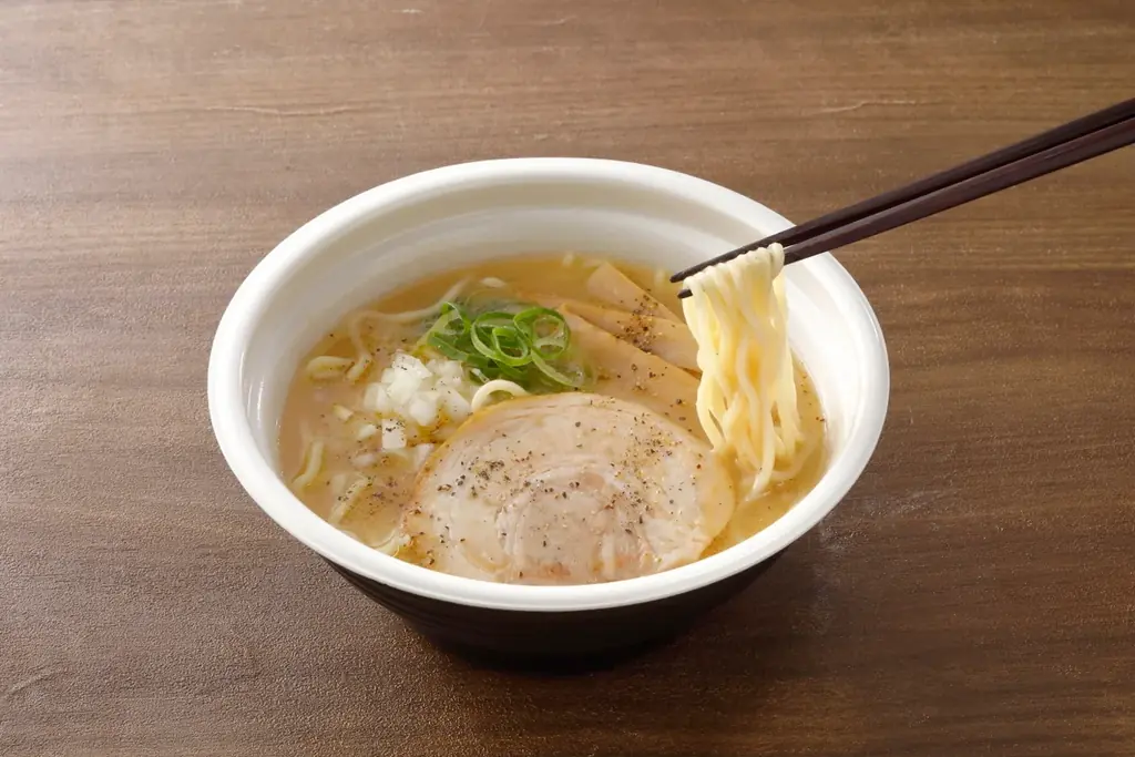 【京都発「キラメキノトリ」、初のコンビニ展開へ】ローソン店舗で、カップ麺「サッポロ一番 キラメキノトリ監修 濃厚鶏白湯 塩のキラメキ」など3商品を2月24日から発売開始 画像 2