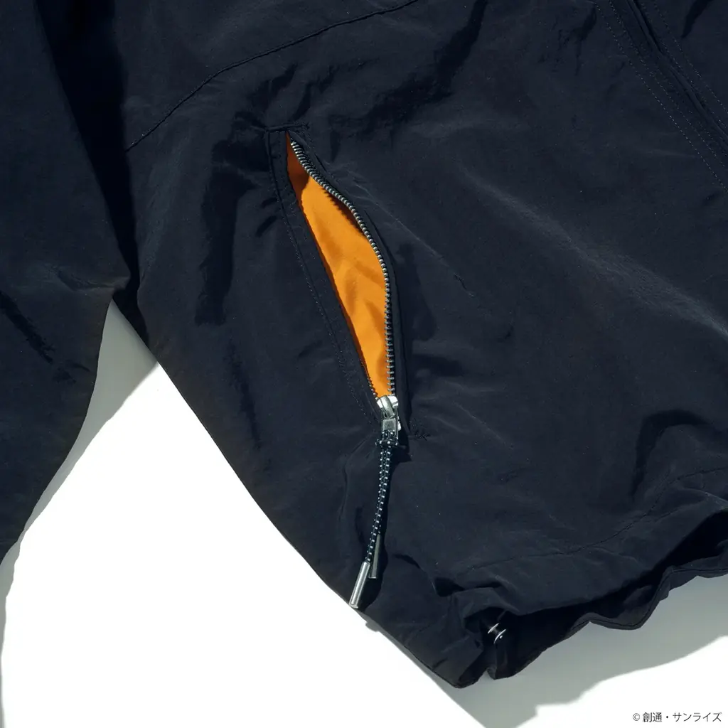 『機動戦士ガンダム 閃光のハサウェイ キルケーの魔女』、『機動戦士ガンダム 逆襲のシャア』より、ナイロンパーカーが登場！ 画像 4