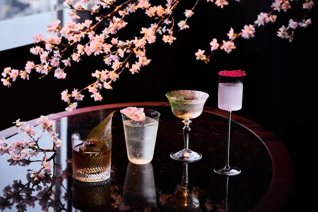 【ザ・リッツ・カールトン東京】春の息吹をテーブルに、心華やぐ美食の旅へ誘う瑞々しいいちごと桜が彩るストロベリーパフェやアラカルトなど新しい季節の訪れを五感で愉しむメニューを多数お届け 画像 1