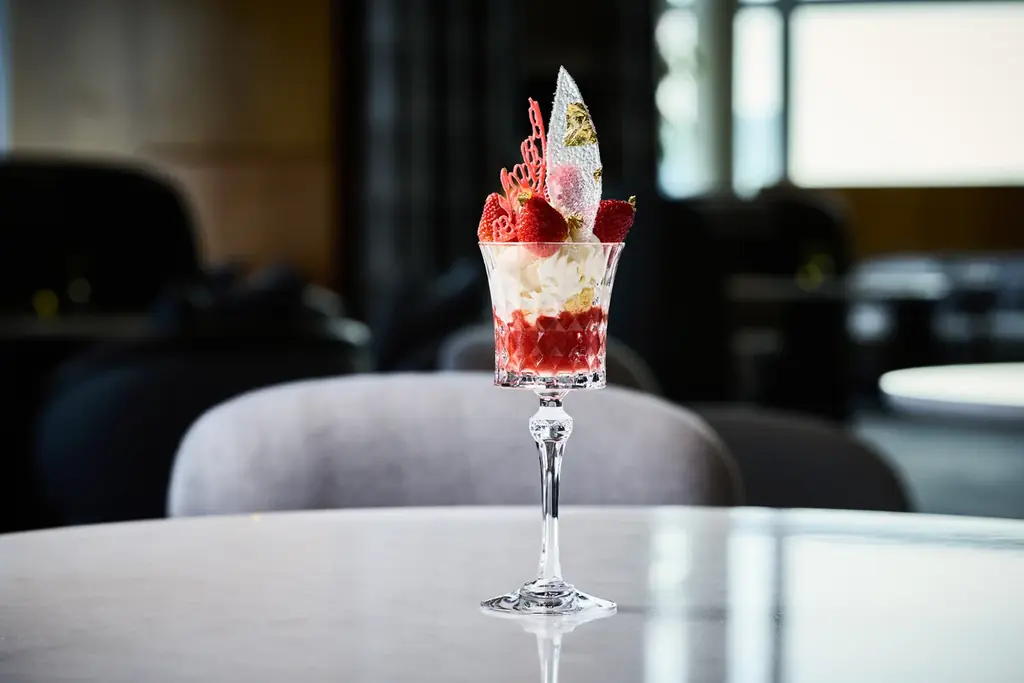 【ザ・リッツ・カールトン東京】春の息吹をテーブルに、心華やぐ美食の旅へ誘う瑞々しいいちごと桜が彩るストロベリーパフェやアラカルトなど新しい季節の訪れを五感で愉しむメニューを多数お届け 画像 2