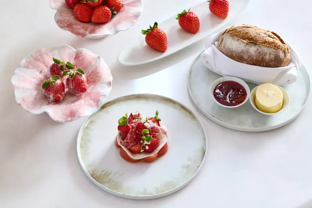 【ザ・リッツ・カールトン東京】春の息吹をテーブルに、心華やぐ美食の旅へ誘う瑞々しいいちごと桜が彩るストロベリーパフェやアラカルトなど新しい季節の訪れを五感で愉しむメニューを多数お届け 画像 3