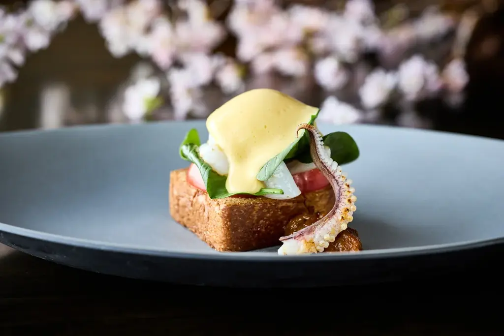 【ザ・リッツ・カールトン東京】春の息吹をテーブルに、心華やぐ美食の旅へ誘う瑞々しいいちごと桜が彩るストロベリーパフェやアラカルトなど新しい季節の訪れを五感で愉しむメニューを多数お届け 画像 4