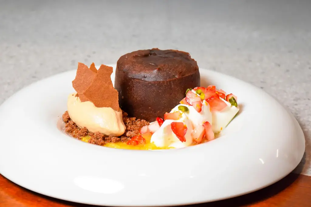 Minimalから、甘夏や黒糖ミルク、苺を添えた、1ヵ月だけの限定スイーツ登場。バニラとクローブの特製“水ガナッシュ”の出来立てフォンダンショコラ。 画像 2