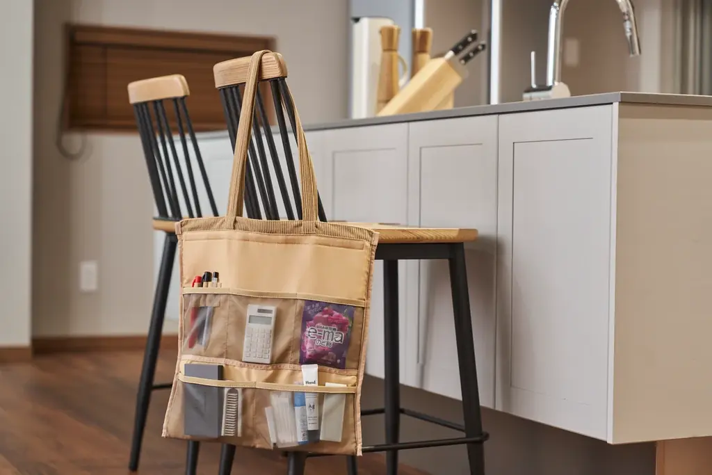 【整理収納アドバイザー梶ヶ谷陽子プロデュース】荷物を入れても“太らない”未来の「四次元トート」がMakuakeに登場！「裏返せば壁掛け収納」になる2in1の革新。 画像 5