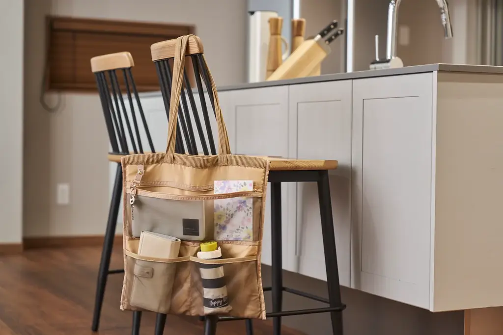 【整理収納アドバイザー梶ヶ谷陽子プロデュース】荷物を入れても“太らない”未来の「四次元トート」がMakuakeに登場！「裏返せば壁掛け収納」になる2in1の革新。 画像 6