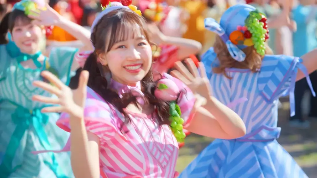 「果汁グミ　推し味フルーツミックス」新発売！ FRUITS ZIPPER、ファンと初共演で390人と“ミックスダンス”！ WEB動画「ミックスしあうと、私たちはも～っと輝く！」篇 公開！ 画像 5