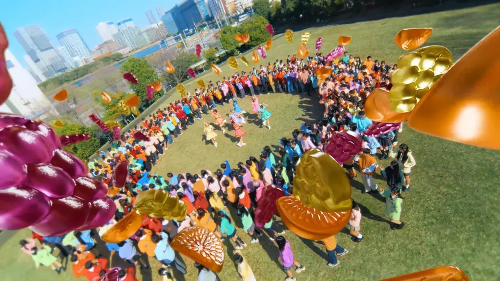 「果汁グミ　推し味フルーツミックス」新発売！ FRUITS ZIPPER、ファンと初共演で390人と“ミックスダンス”！ WEB動画「ミックスしあうと、私たちはも～っと輝く！」篇 公開！ 画像 6