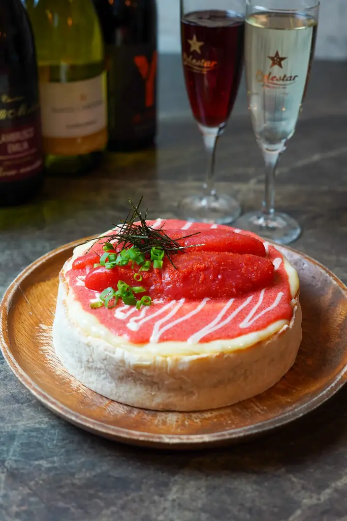 一枚麺を持ち上げる新体験 明太子パスタ×シカゴピザが中目黒に登場 画像 1