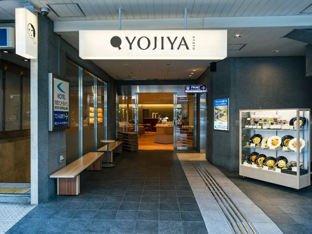 見た目も味も春キュン♡よーじやの大人気”顔パフェ”から「いちごパフェ～抹茶カスタード重ね～」が登場！ 画像 3