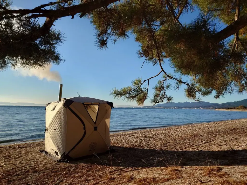 【琵琶湖の真価は冬にある】最高ランク（水質AA）の奇跡の浜・近江舞子を「冬の聖地」に！ 境界線ゼロ。大自然とひとつになる、絶景レンタルサウナ体験がサウナの日（3月7日）に始動。 画像 1