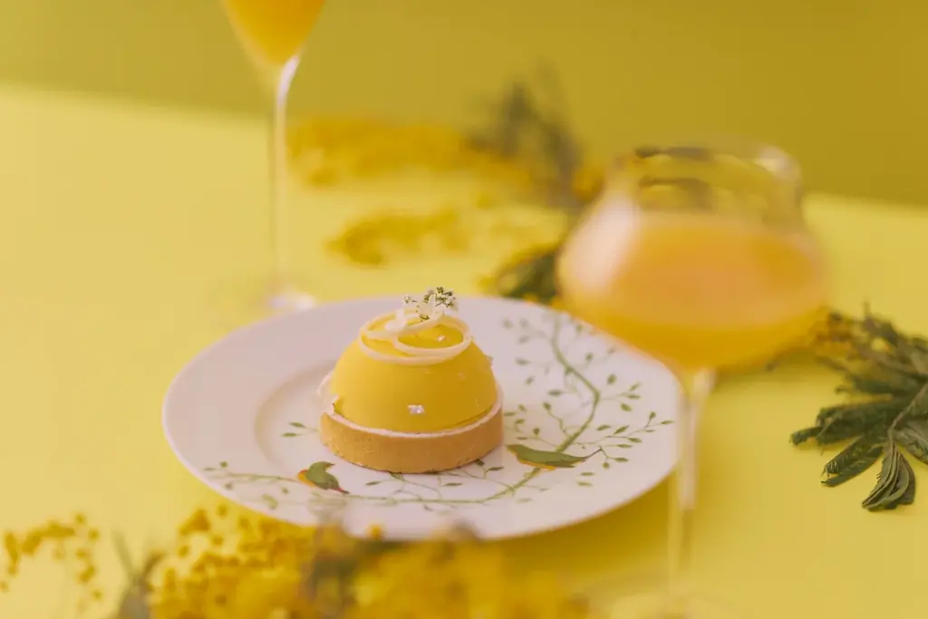 【大阪ステーションホテル、オートグラフ コレクション】3月1～8日「国際女性デー」を祝って、ミモザ色に包まれるホテル体験　ミモザにインスパイアされたケーキとカクテルが期間限定で登場 画像 6