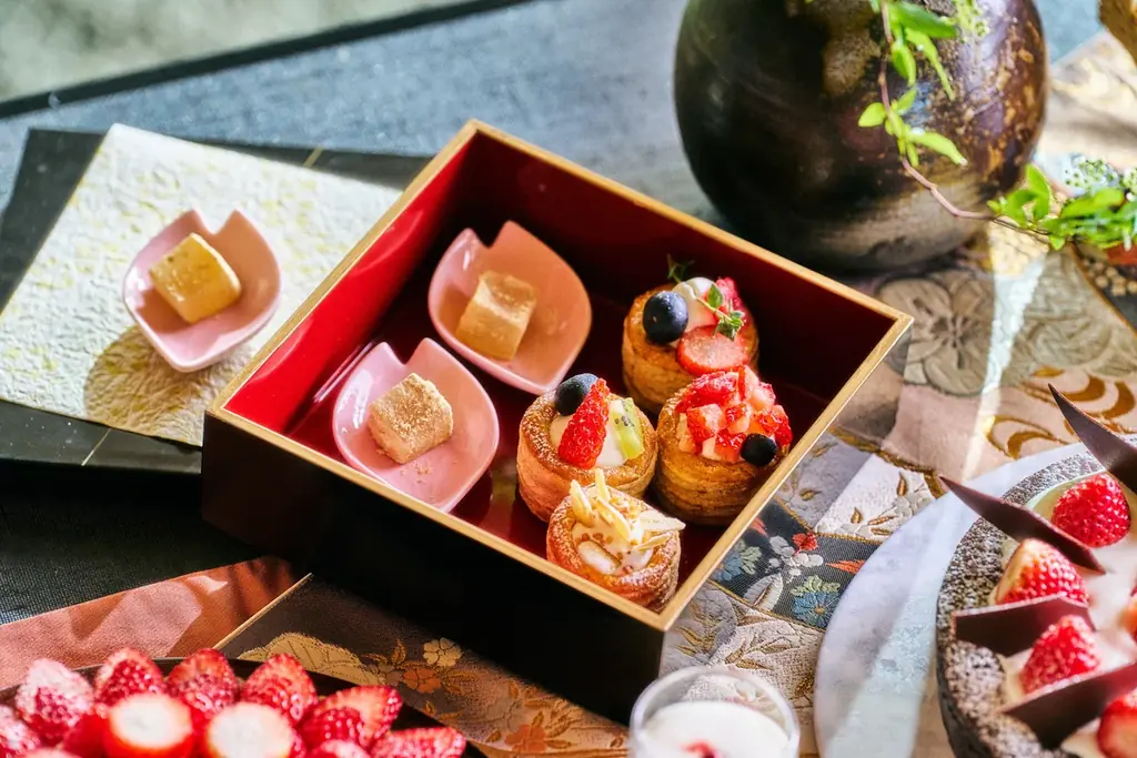 【ヒルトン東京お台場】日本料理「さくら」初開催　春限定 「和×いちご デザートビュッフェ」～日本庭園越しに望む東京湾の景色が彩るティータイム～ 画像 4