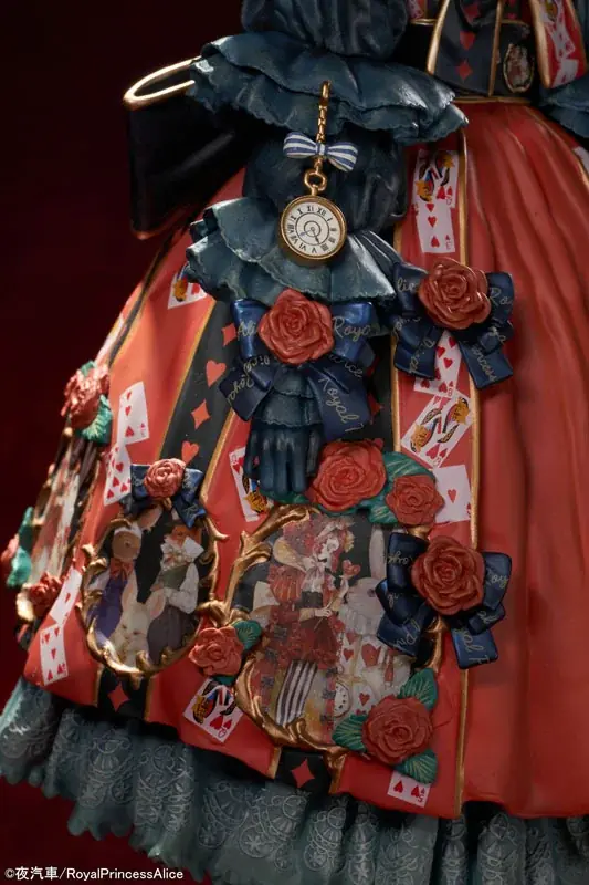 イラストレーター夜汽車先生×アパレルブランドRoyalPrincessAliceによる夢のコラボ企画より、「赤の女王とPrincess Alice」フィギュアが登場。 画像 10