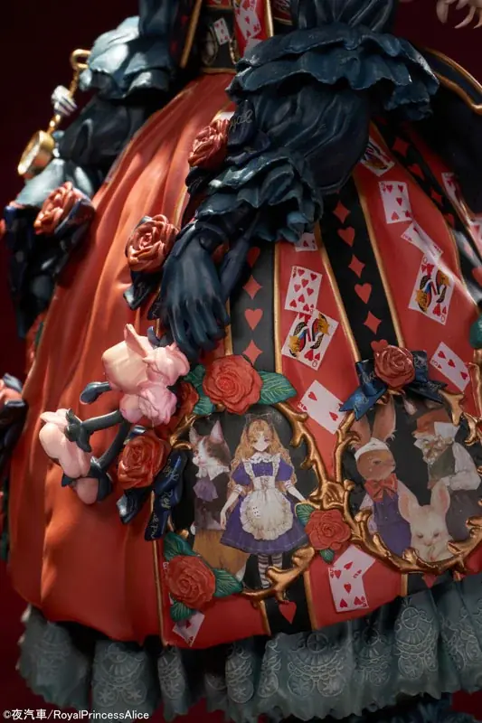 イラストレーター夜汽車先生×アパレルブランドRoyalPrincessAliceによる夢のコラボ企画より、「赤の女王とPrincess Alice」フィギュアが登場。 画像 11