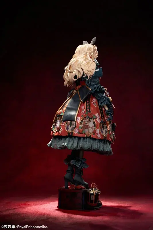 イラストレーター夜汽車先生×アパレルブランドRoyalPrincessAliceによる夢のコラボ企画より、「赤の女王とPrincess Alice」フィギュアが登場。 画像 5