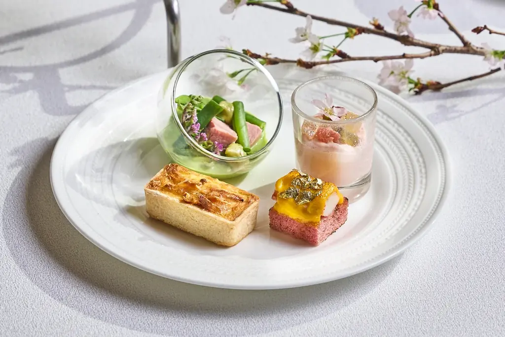 【ザ・リッツ・カールトン大阪】ホテルでラグジュアリーに楽しむ春のストロベリーシーズン 苺と桜が織りなす華やぎに満ちたアフタヌーンティーとアフタヌーンブッフェを開催 画像 10