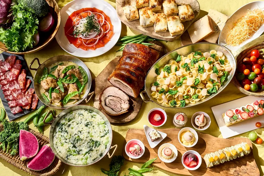 【ザ・リッツ・カールトン大阪】ホテルでラグジュアリーに楽しむ春のストロベリーシーズン 苺と桜が織りなす華やぎに満ちたアフタヌーンティーとアフタヌーンブッフェを開催 画像 11