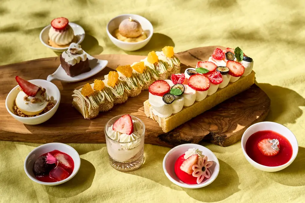 【ザ・リッツ・カールトン大阪】ホテルでラグジュアリーに楽しむ春のストロベリーシーズン 苺と桜が織りなす華やぎに満ちたアフタヌーンティーとアフタヌーンブッフェを開催 画像 14