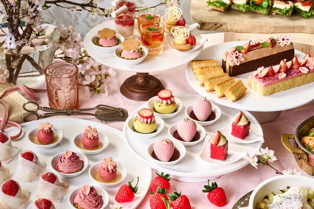 【ザ・リッツ・カールトン大阪】ホテルでラグジュアリーに楽しむ春のストロベリーシーズン 苺と桜が織りなす華やぎに満ちたアフタヌーンティーとアフタヌーンブッフェを開催 画像 2