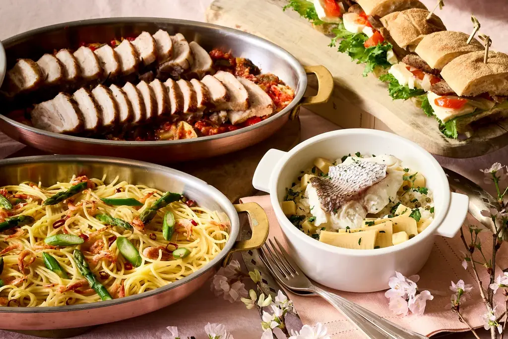 【ザ・リッツ・カールトン大阪】ホテルでラグジュアリーに楽しむ春のストロベリーシーズン 苺と桜が織りなす華やぎに満ちたアフタヌーンティーとアフタヌーンブッフェを開催 画像 3