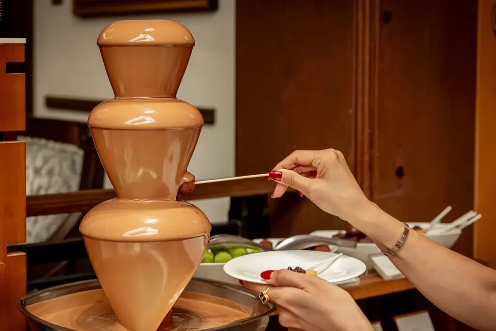 【ザ・リッツ・カールトン大阪】ホテルでラグジュアリーに楽しむ春のストロベリーシーズン 苺と桜が織りなす華やぎに満ちたアフタヌーンティーとアフタヌーンブッフェを開催 画像 4