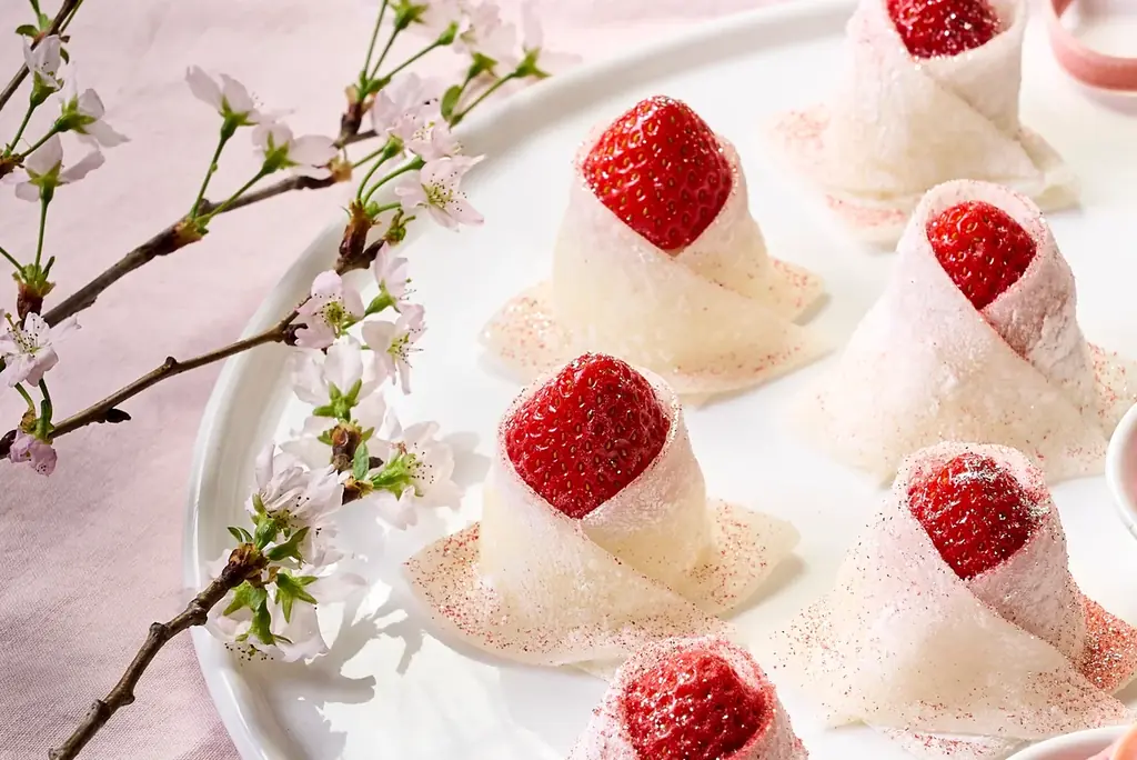 【ザ・リッツ・カールトン大阪】ホテルでラグジュアリーに楽しむ春のストロベリーシーズン 苺と桜が織りなす華やぎに満ちたアフタヌーンティーとアフタヌーンブッフェを開催 画像 5