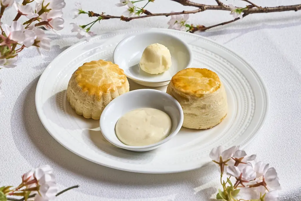 【ザ・リッツ・カールトン大阪】ホテルでラグジュアリーに楽しむ春のストロベリーシーズン 苺と桜が織りなす華やぎに満ちたアフタヌーンティーとアフタヌーンブッフェを開催 画像 9