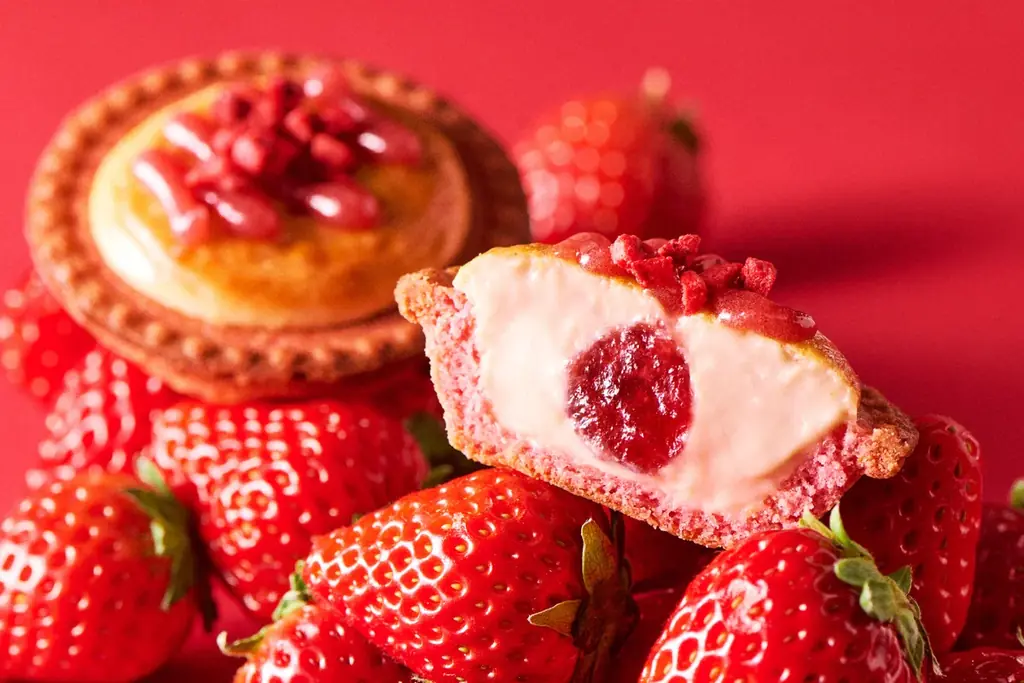 【毎年人気】BAKEの苺がアップデートして今年も登場！福岡県産「あまおう」たっぷりの “濃苺”♪ 果肉感たっぷり「焼きたてタルト 濃苺チーズ」 画像 2