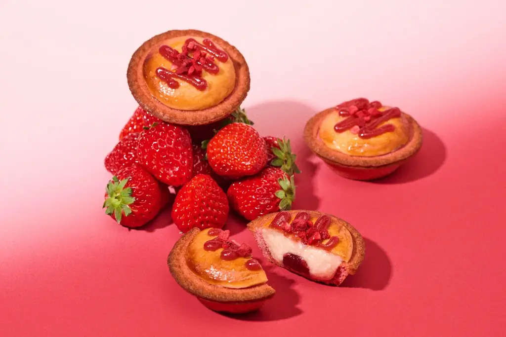 【毎年人気】BAKEの苺がアップデートして今年も登場！福岡県産「あまおう」たっぷりの “濃苺”♪ 果肉感たっぷり「焼きたてタルト 濃苺チーズ」 画像 3