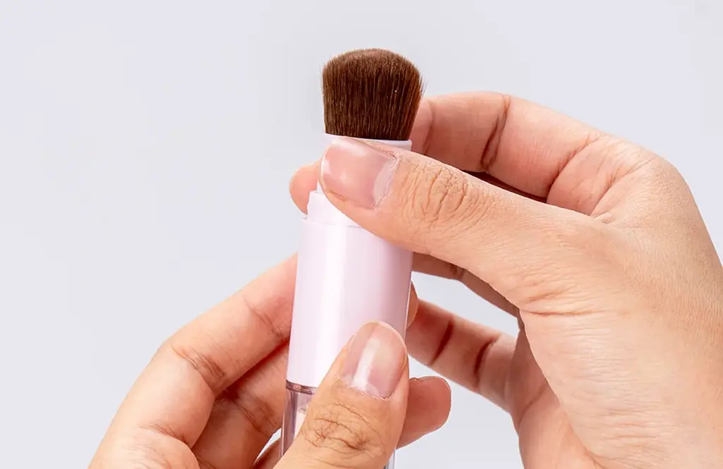 【新発売】メイクの上から瞬時に“キレイ”をON。ブラシ一体型で叶える、大人のためのUVリタッチ。「タッチアップ UVパウダーブラッシュ」2026年3月5日デビュー！ 画像 3