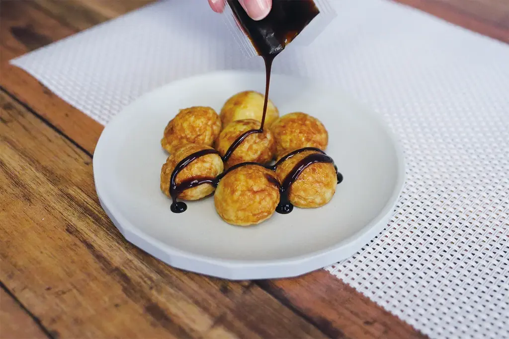 あの魚型しょうゆ差しの旭創業が、大阪7社の地ソースを1冊に…！「どれ買えばええねん」を解決する『大阪地ソース大図鑑』3月発売 画像 4