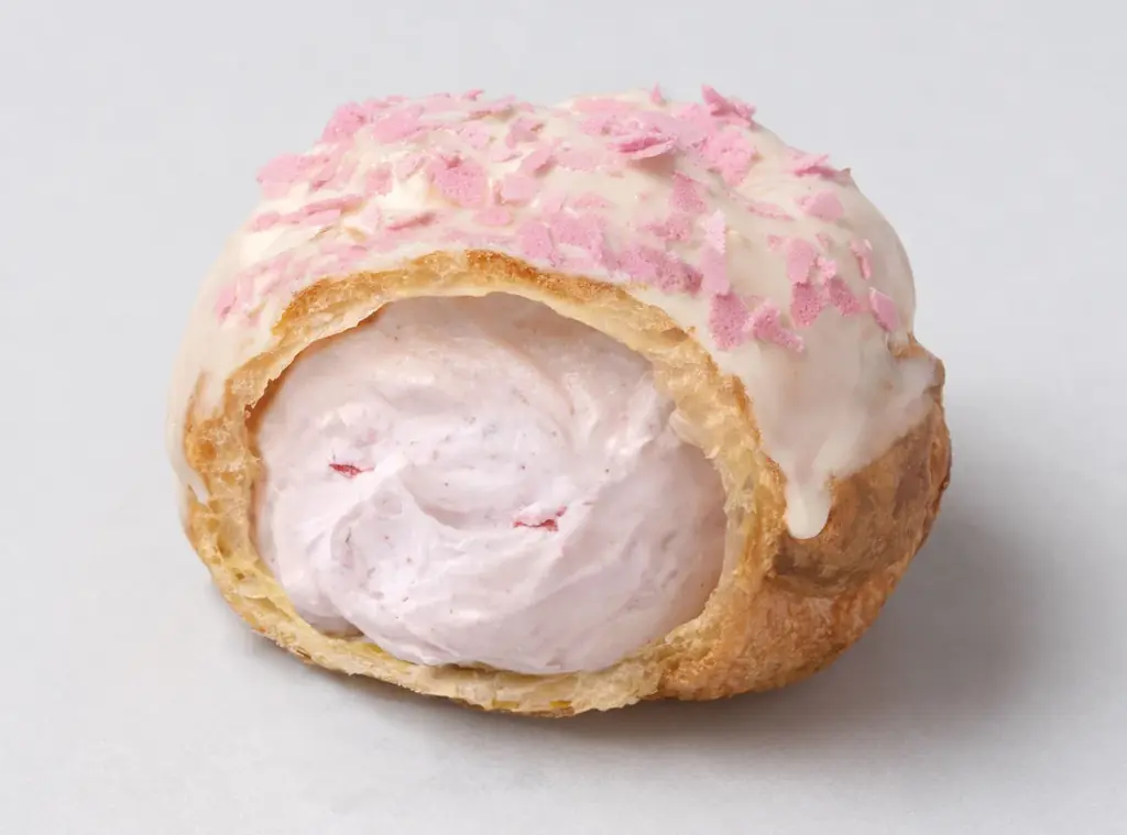 【ビアードパパ】桜色の装い“苺ホワイトチョコシュー”が春咲くリニューアル！甘酸っぱい苺とミルキーなホワイトチョコが溶け合う、3月限定の至福の味わい 画像 2