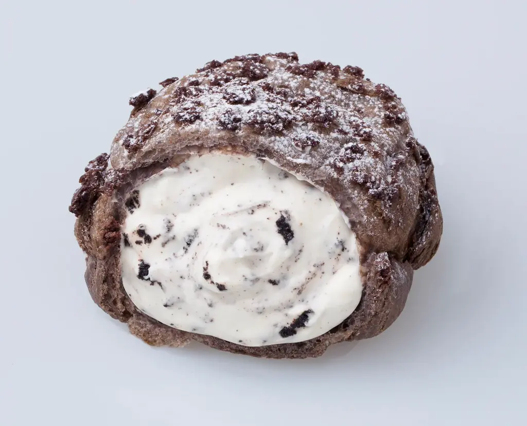 【ビアードパパ】桜色の装い“苺ホワイトチョコシュー”が春咲くリニューアル！甘酸っぱい苺とミルキーなホワイトチョコが溶け合う、3月限定の至福の味わい 画像 3