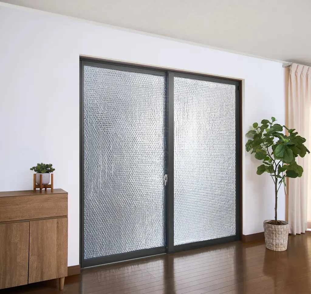 夏の暑さも冬の冷え込みも、アルミの反射と空気層の断熱で快適空間を実現　トイレやキッチンなどの小窓に貼るだけ！1年中使える断熱シート新発売 画像 4