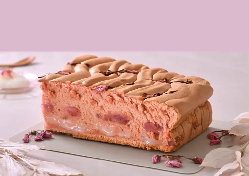 【日本上陸5周年】グランドカステラから世界初の“餅入りカステラ”が再来。昨年完売続出の「桜あんの羽二重餅カステラ」が限定復活 画像 1