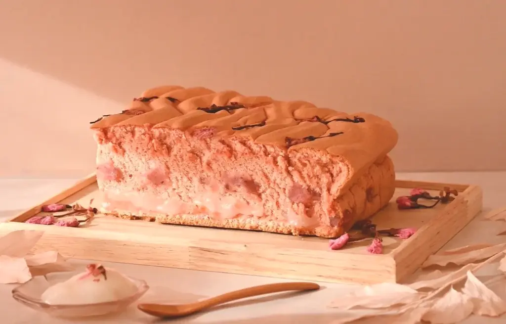 【日本上陸5周年】グランドカステラから世界初の“餅入りカステラ”が再来。昨年完売続出の「桜あんの羽二重餅カステラ」が限定復活 画像 2