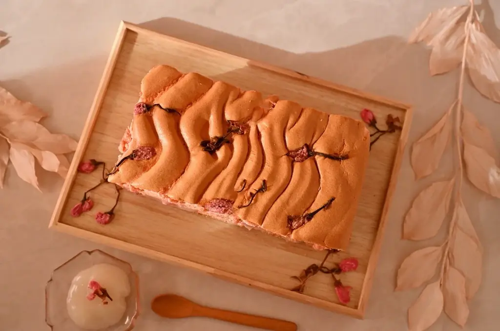 【日本上陸5周年】グランドカステラから世界初の“餅入りカステラ”が再来。昨年完売続出の「桜あんの羽二重餅カステラ」が限定復活 画像 3