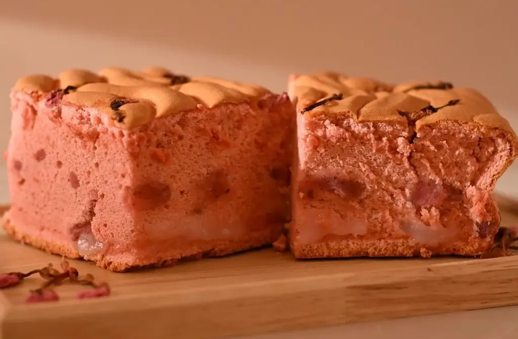 【日本上陸5周年】グランドカステラから世界初の“餅入りカステラ”が再来。昨年完売続出の「桜あんの羽二重餅カステラ」が限定復活 画像 4