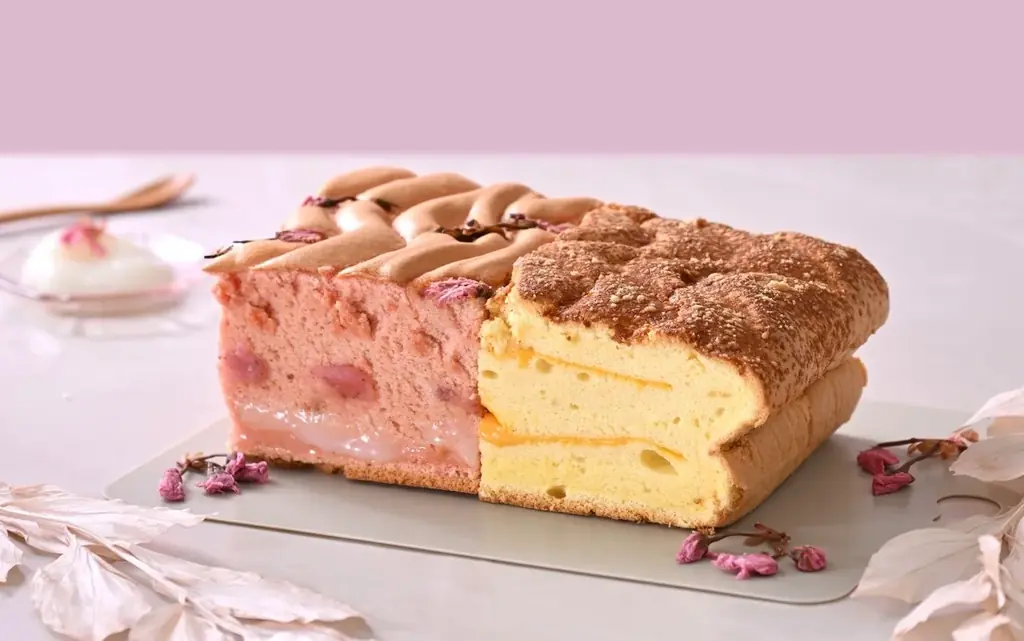 【日本上陸5周年】グランドカステラから世界初の“餅入りカステラ”が再来。昨年完売続出の「桜あんの羽二重餅カステラ」が限定復活 画像 5