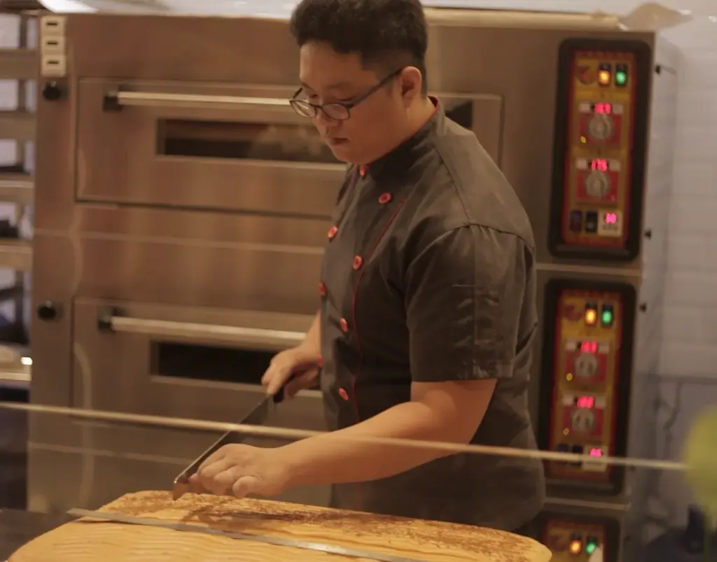 【日本上陸5周年】グランドカステラから世界初の“餅入りカステラ”が再来。昨年完売続出の「桜あんの羽二重餅カステラ」が限定復活 画像 6