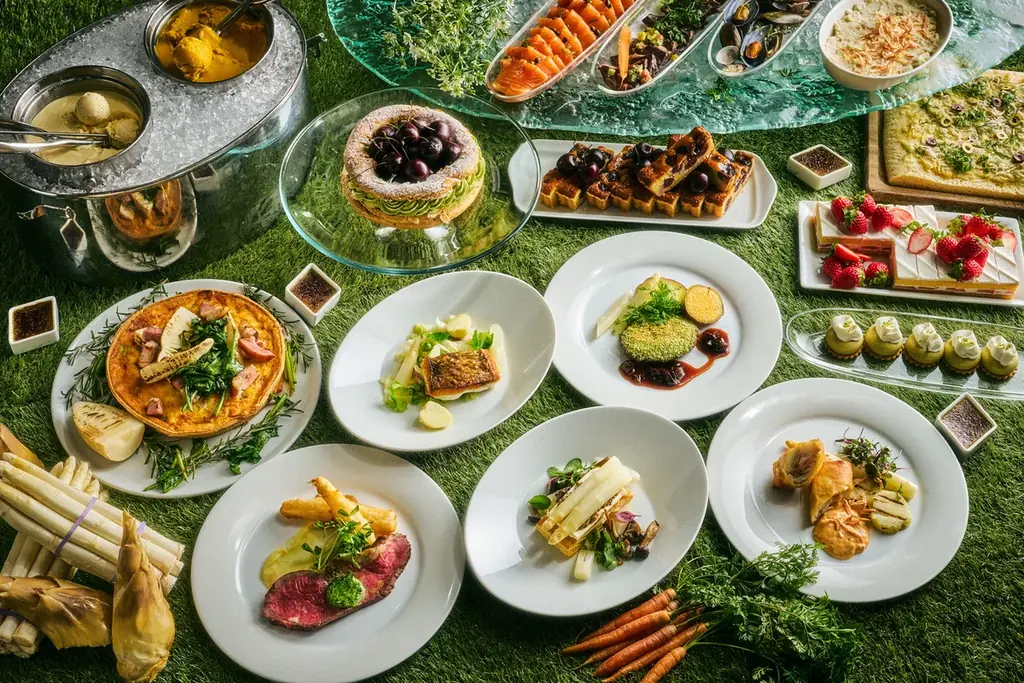 ホワイトアスパラガスを添えたローストビーフなど6種から選べるメインと約20種の春食材の前菜＆チェリーや抹茶をつかったスイーツも堪能　テラス席やシャンパンフリーフロー付プランも選べる春のセミビュッフェ 画像 1