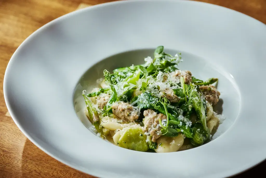 ホワイトアスパラガスを添えたローストビーフなど6種から選べるメインと約20種の春食材の前菜＆チェリーや抹茶をつかったスイーツも堪能　テラス席やシャンパンフリーフロー付プランも選べる春のセミビュッフェ 画像 11