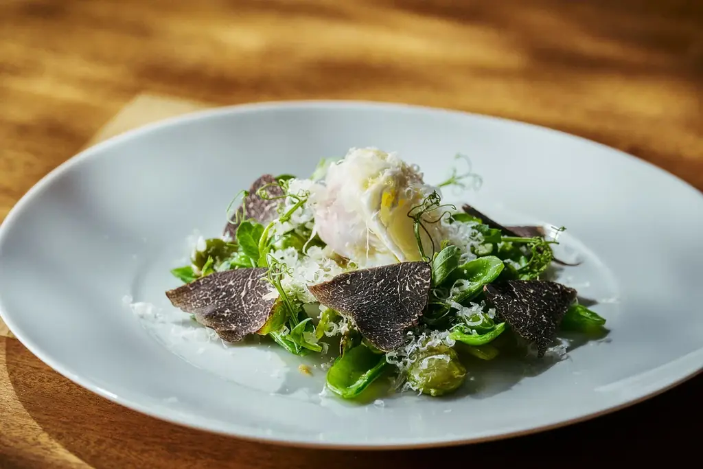 ホワイトアスパラガスを添えたローストビーフなど6種から選べるメインと約20種の春食材の前菜＆チェリーや抹茶をつかったスイーツも堪能　テラス席やシャンパンフリーフロー付プランも選べる春のセミビュッフェ 画像 13