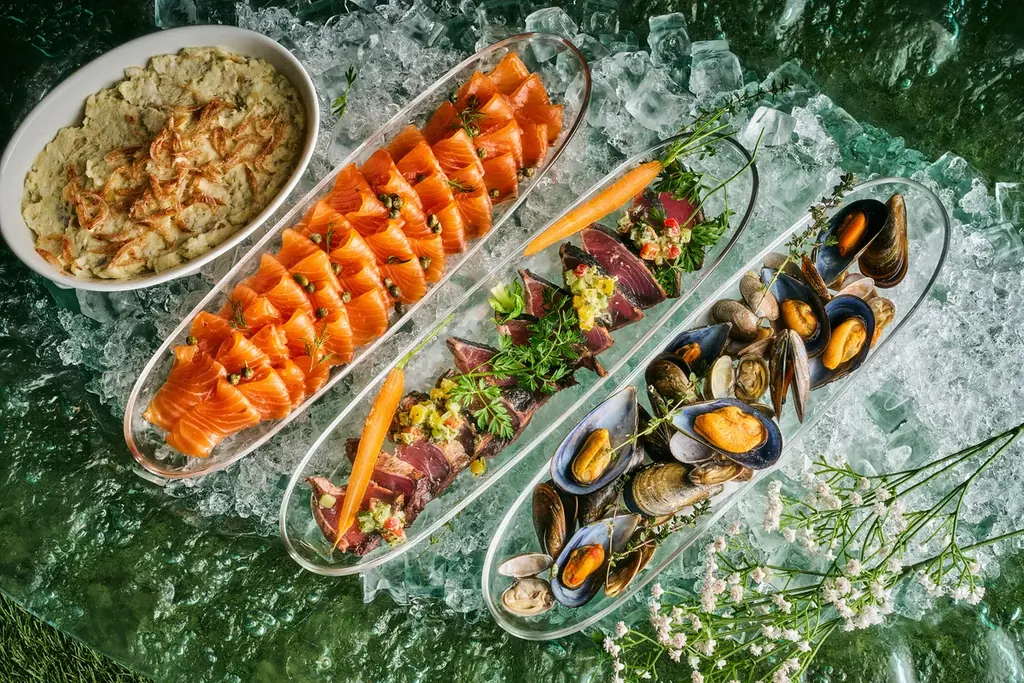 ホワイトアスパラガスを添えたローストビーフなど6種から選べるメインと約20種の春食材の前菜＆チェリーや抹茶をつかったスイーツも堪能　テラス席やシャンパンフリーフロー付プランも選べる春のセミビュッフェ 画像 4