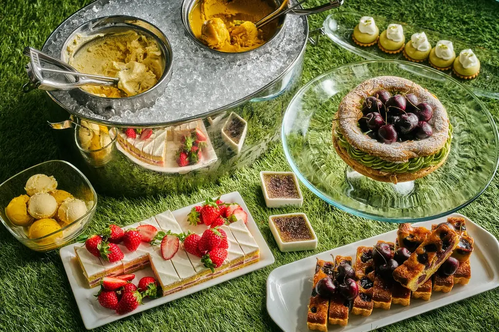 ホワイトアスパラガスを添えたローストビーフなど6種から選べるメインと約20種の春食材の前菜＆チェリーや抹茶をつかったスイーツも堪能　テラス席やシャンパンフリーフロー付プランも選べる春のセミビュッフェ 画像 5